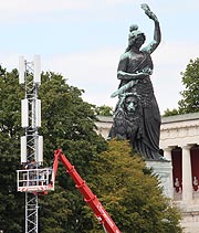 Wiesn-Aufbau -die Sendemasten werden aufgestellt (©Foto:Marikka-Laila Maisel)